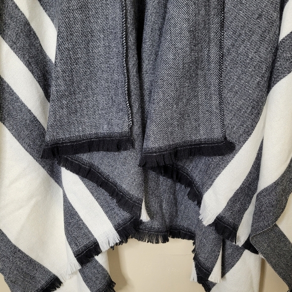NWT Liz Claiborne Black and White Open Front Sweater Shawl OS Preppy Soft Knit - Picture 4 of 8